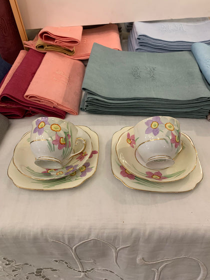 PAREJA DE TRÍOS EN PORCELANA INGLESA