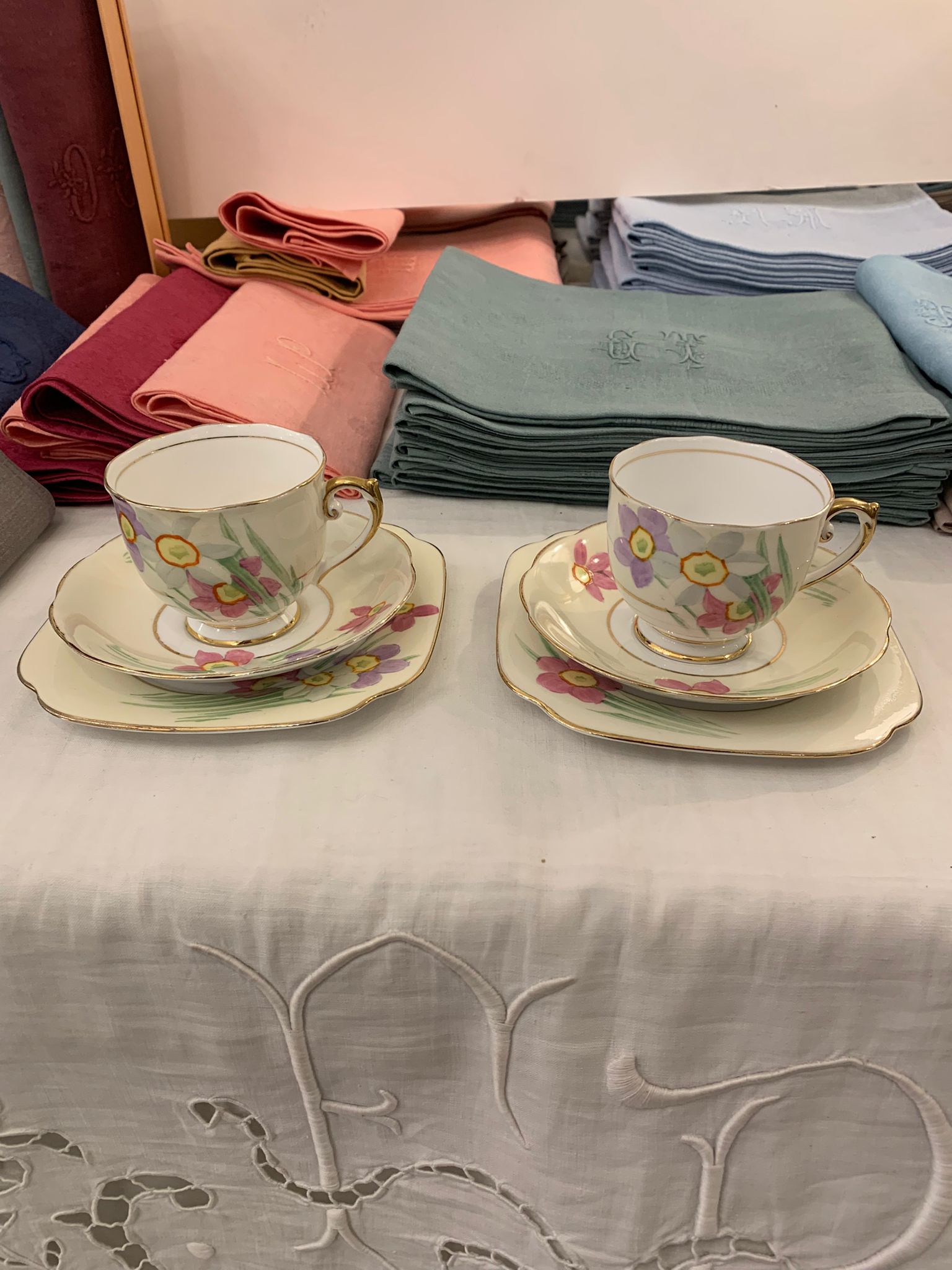 PAREJA DE TRÍOS EN PORCELANA INGLESA