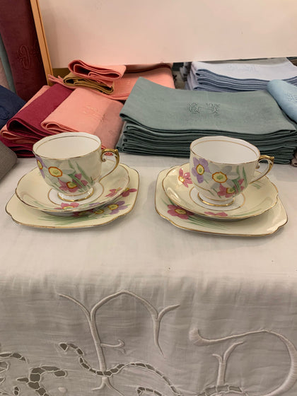 PAREJA DE TRÍOS EN PORCELANA INGLESA